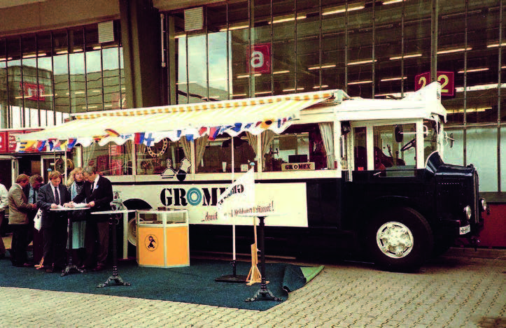 Statt kleinem Stand im Obergeschoß der alten Hamburger Messehallen ein historischer
Pariser Stadtbus im Außengelände – das war der Messeauftritt von GROMEX auf der SMM von 1988